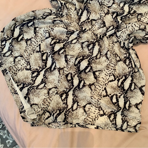 Snake-Print Backless Romper - Picture 5 of 6